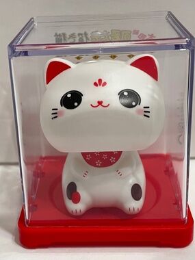 Solar Powered Welcoming Lucky Fortune Cat 2.25” H-White Open Eyes Figure.New